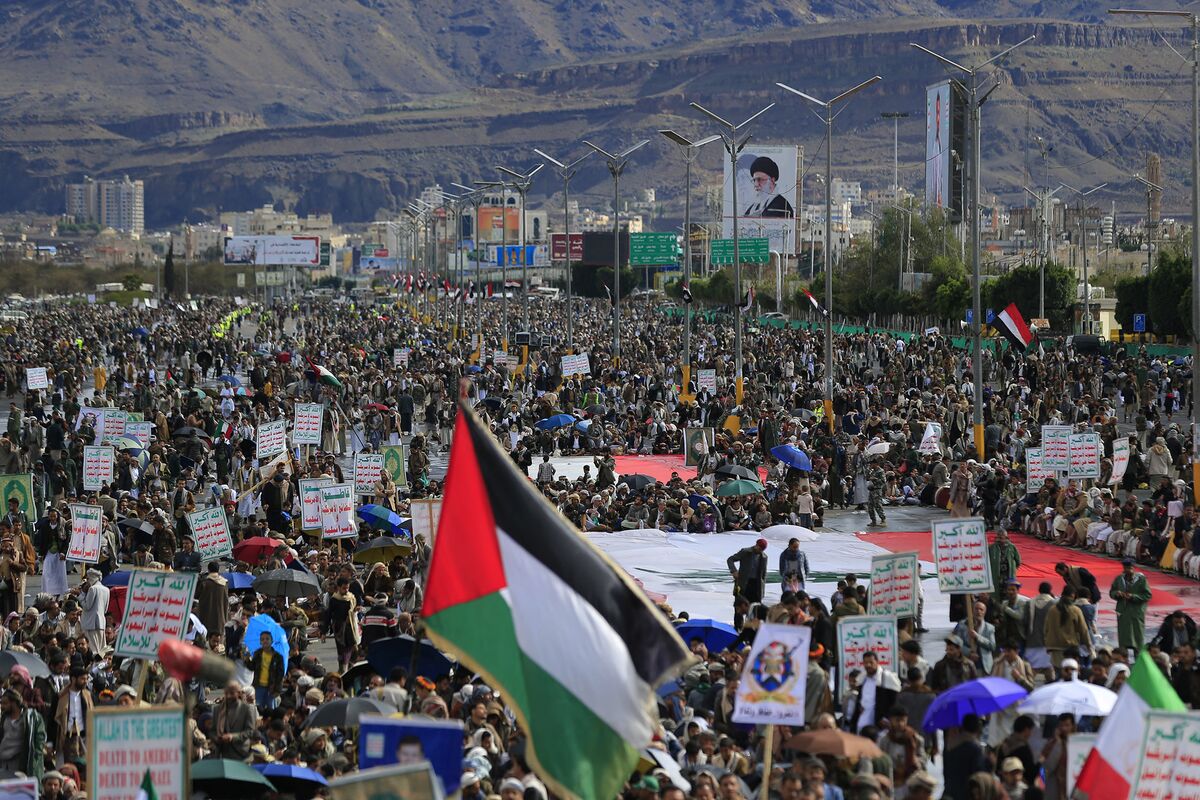 Oil Advances as Houthis Join War, More US Troops Arrive in Middle East