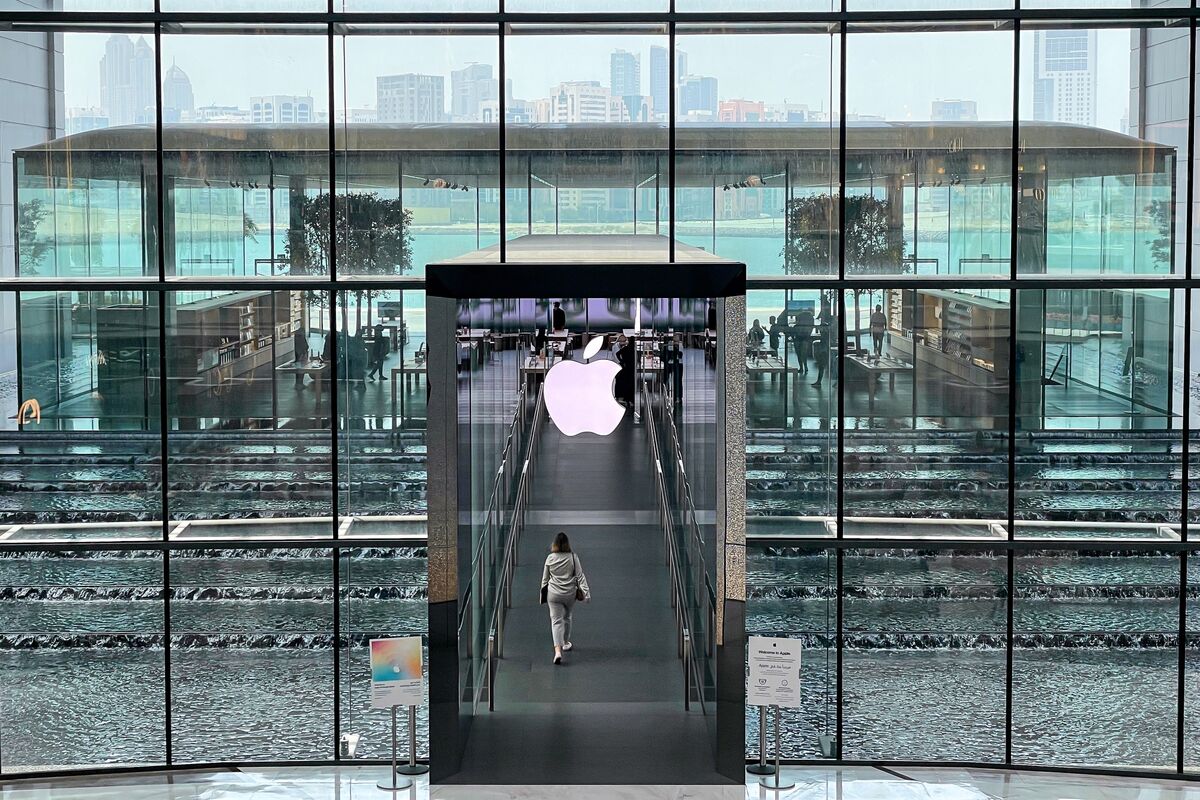 Apple closes eight stores amid COVID surge: report