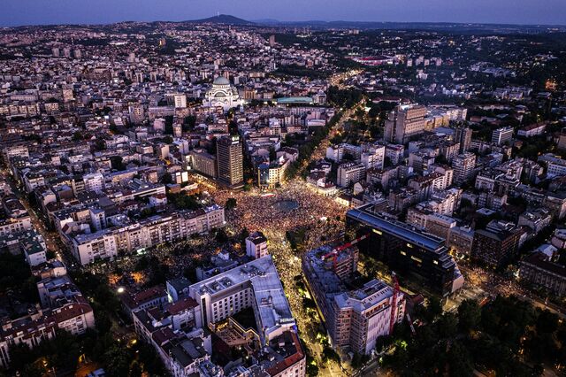 Вид с воздуха показывает протестующих, собравшихся в центре Белграда ночью, требуя, чтобы правительство назначило досрочные выборы после нескольких месяцев забастовок под руководством студентов в июне.