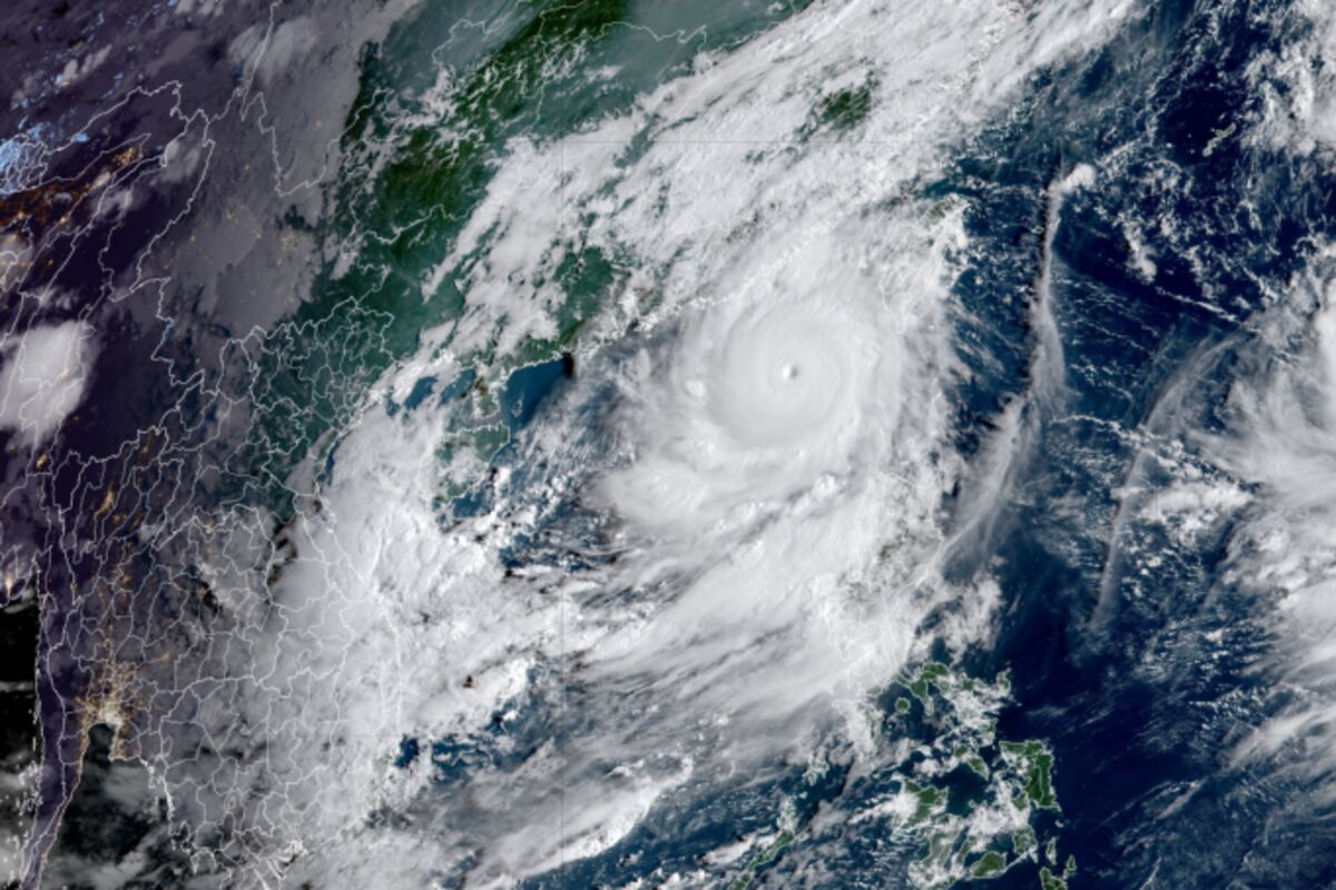 Preparations Underway in Hong Kong for Super Typhoon Saola, the Strongest Storm in Five Years