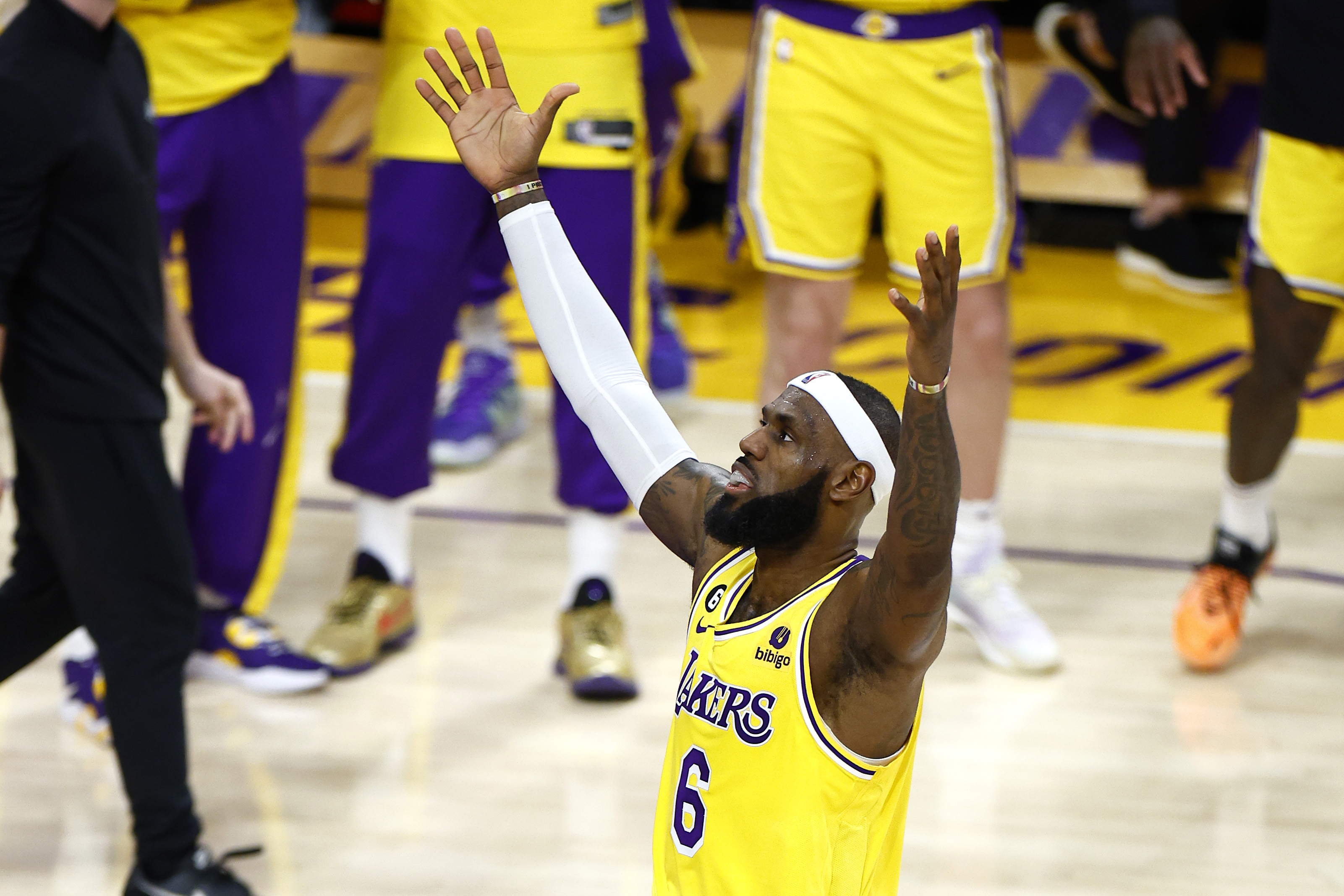 LeBron James sets record as Lakers lose to Oklahoma City