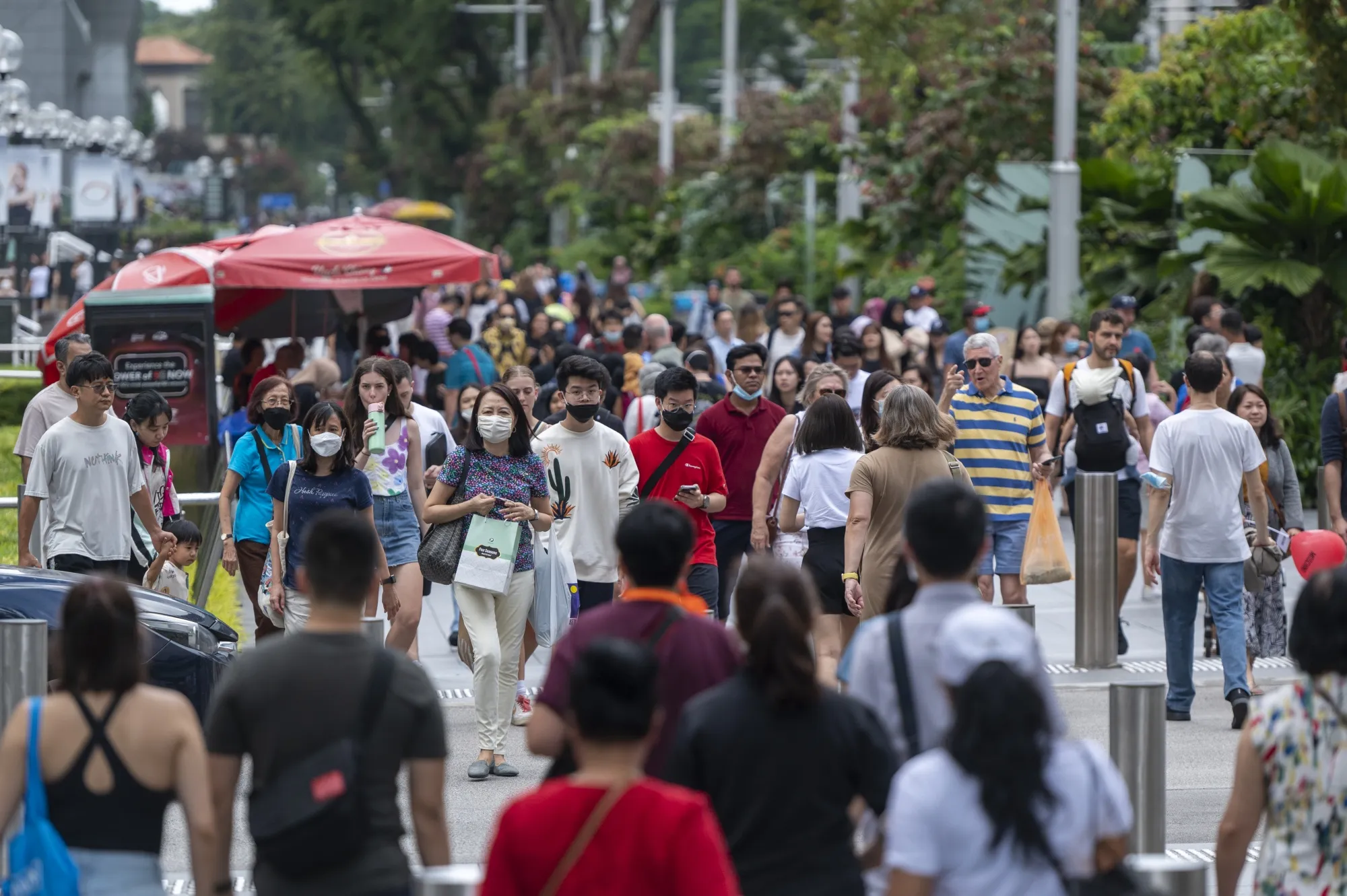 Singapore Population Rises Most in 15 Years to a Record - Bloomberg