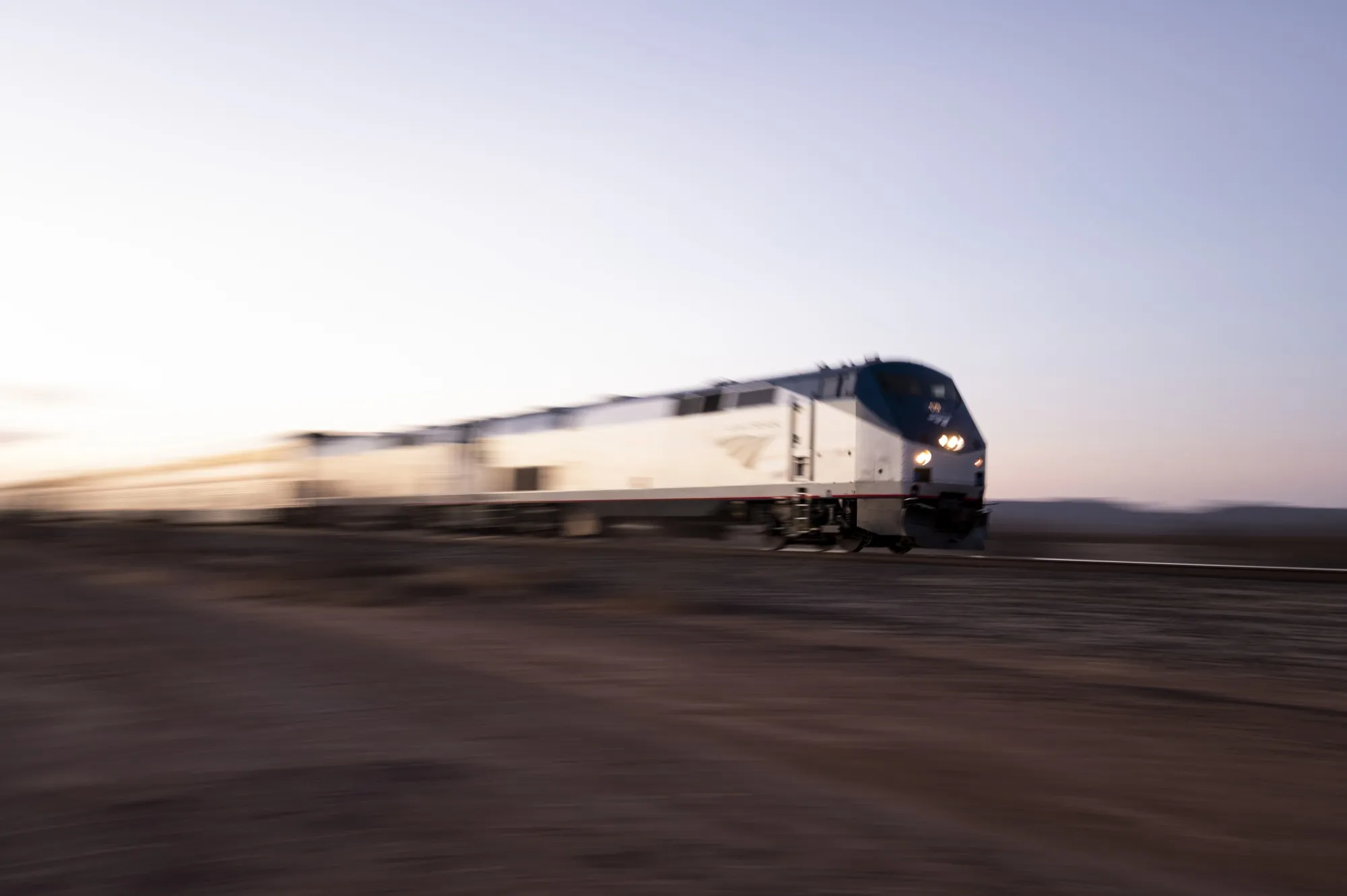 一辆行驶中的美国铁路公司（Amtrak）客运列车。 虽然美国缺乏真正的高速铁路服务，但仍有一些方法可以使现有轨道支持更快的列车。