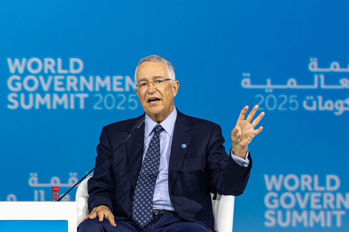 Billionaire Salinas Briefly Threatened With Arrest in AT&T Suit