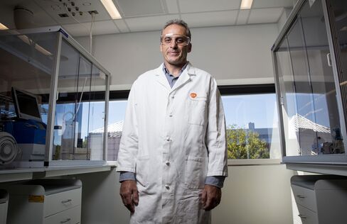 Scientist Neil Pearson in the new lab at the GlaxoSmithKline facility in Collegeville, Pennsylvania, U.S., on Monday, September 12, 2016. Photographer: Eric Thayer/Bloomberg