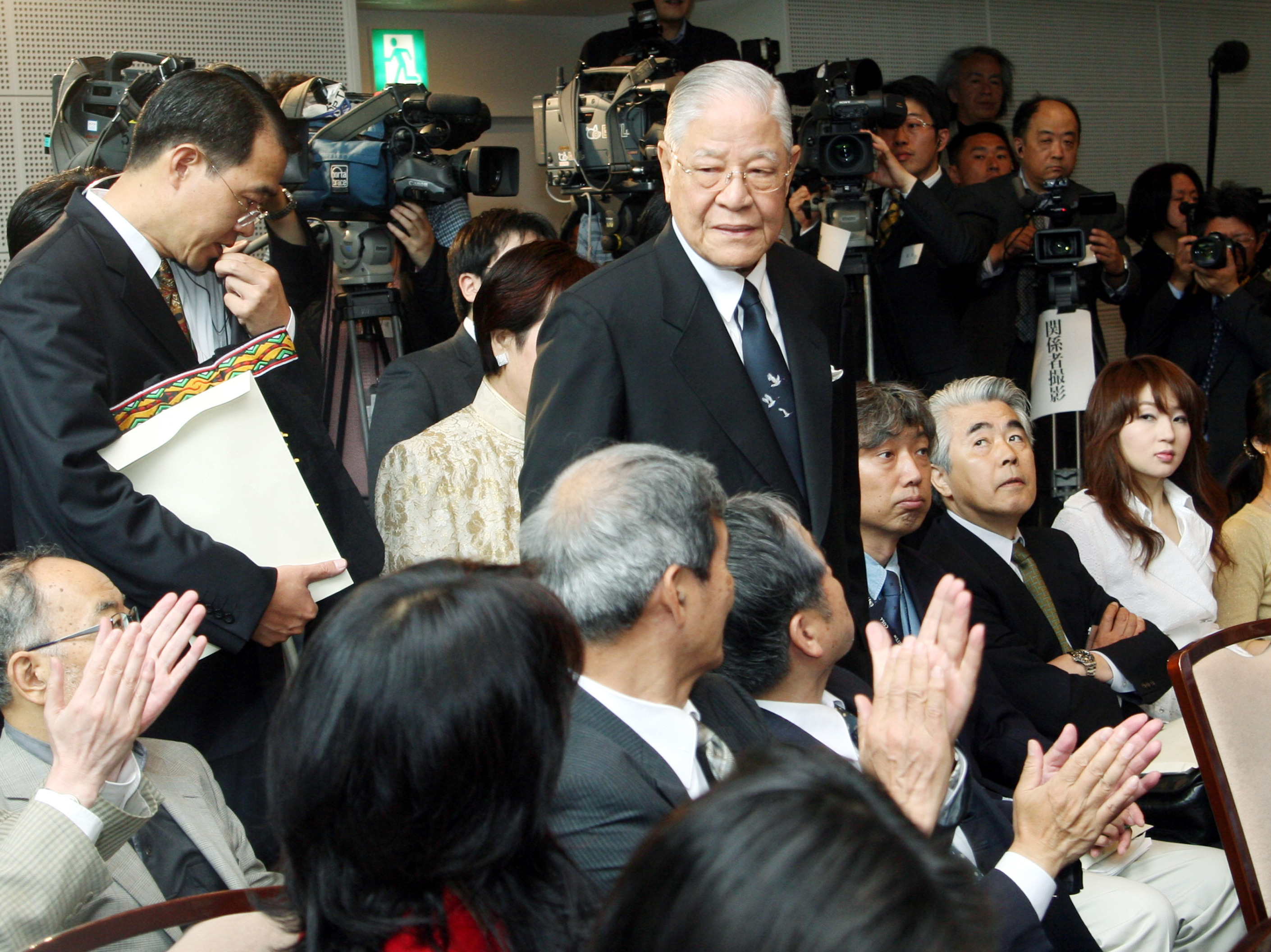 Lee Teng-Hui, center, arrives for a ceremony in Tokyo in 2007.