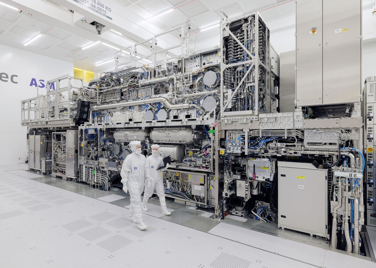 ASML Shows Off $380 Million, 165-Ton Machine Behind AI Shift