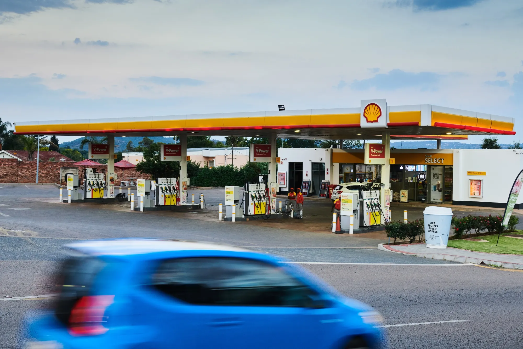 Gunvor, Adnoc Shortlisted for Shell South Africa Unit - Bloomberg