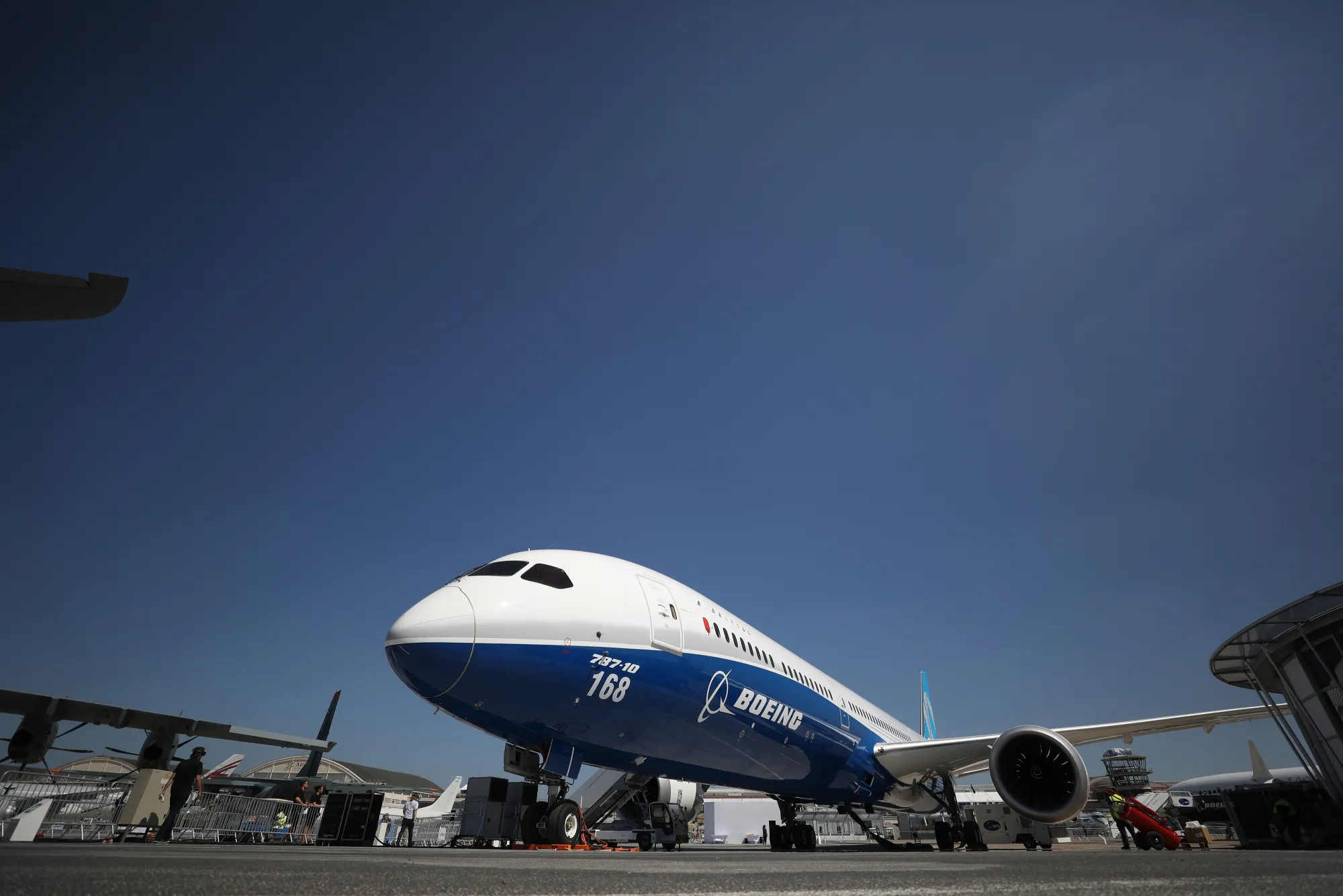 ボーイング787、エンジン不具合で飛行範囲を一部制限 - Bloomberg