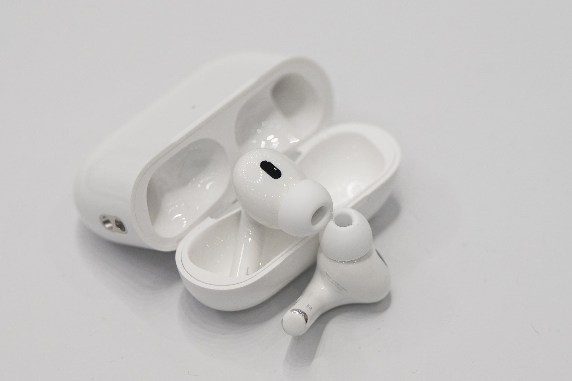 Apple AirPods Plans: Test, Temperature, Cheaper USB-C Bloomberg