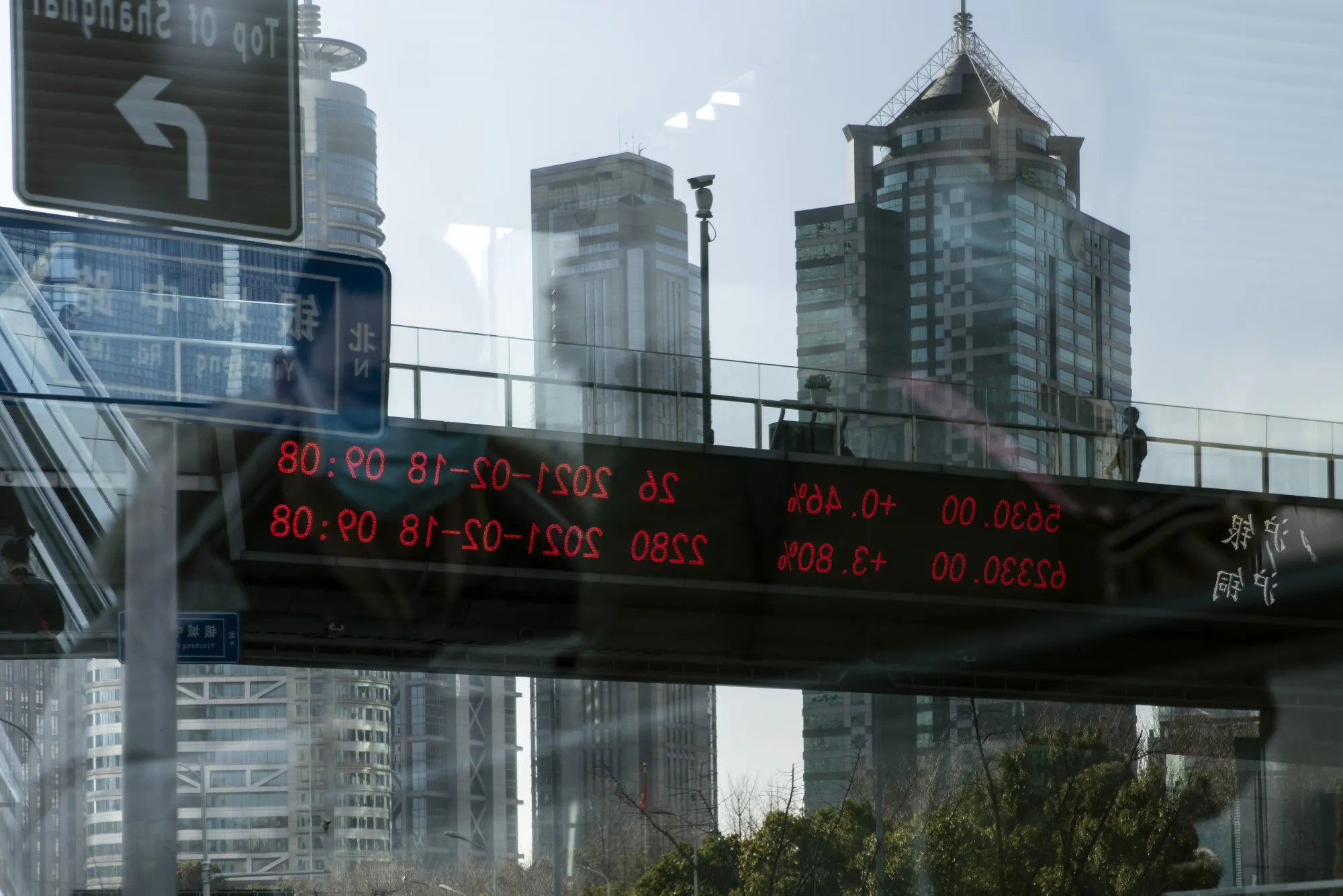 Commuters in Shanghai as China Stocks’ Strong Start to New Year Falters Near Record High