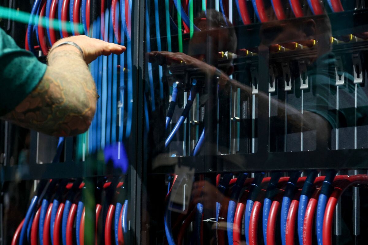 HPE Falls After Sales Outlook Disappoints on Slower Server Deals