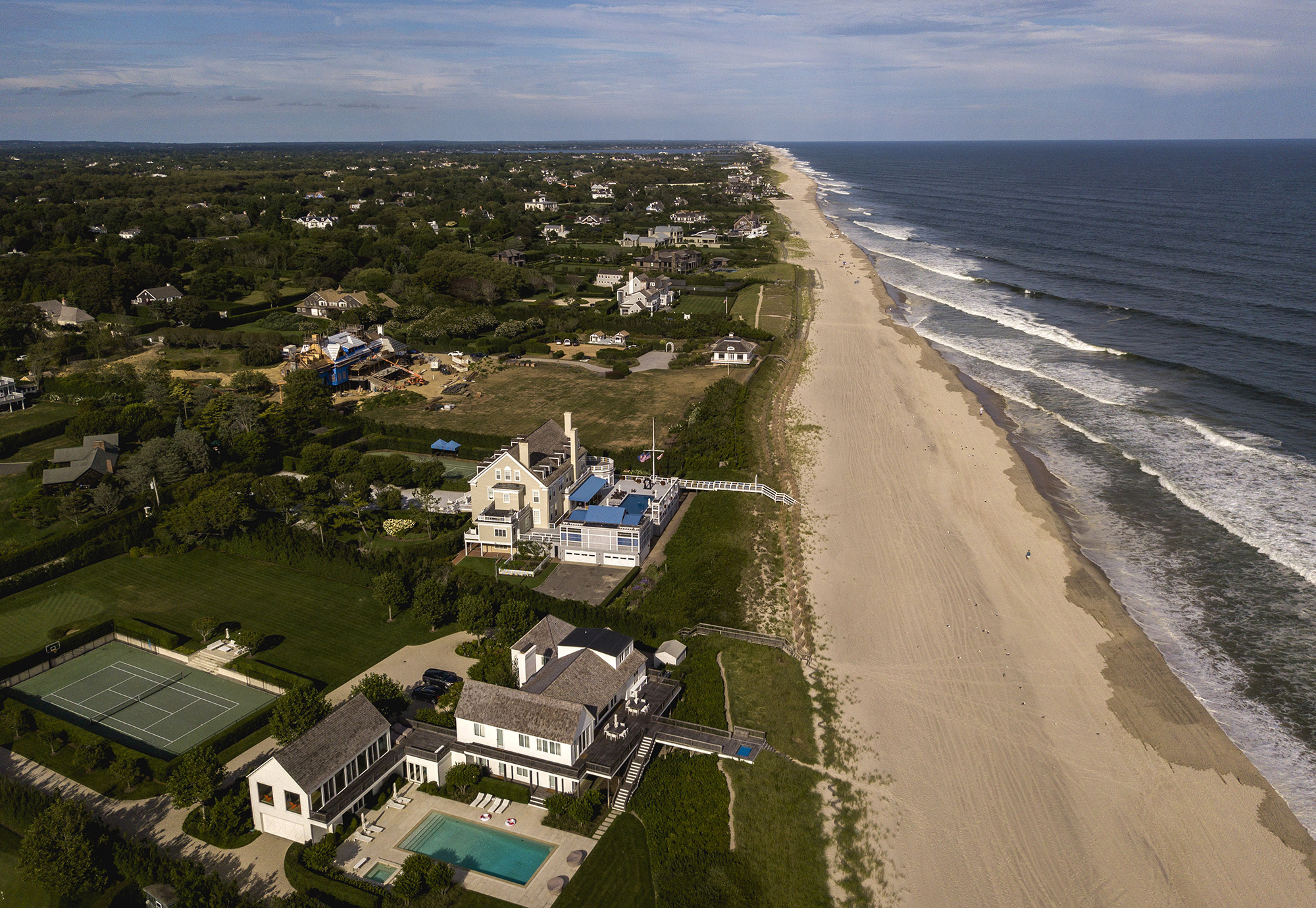 Hamptons Home Prices Soar to a Record in Rush for Beach Retreats Bloomberg