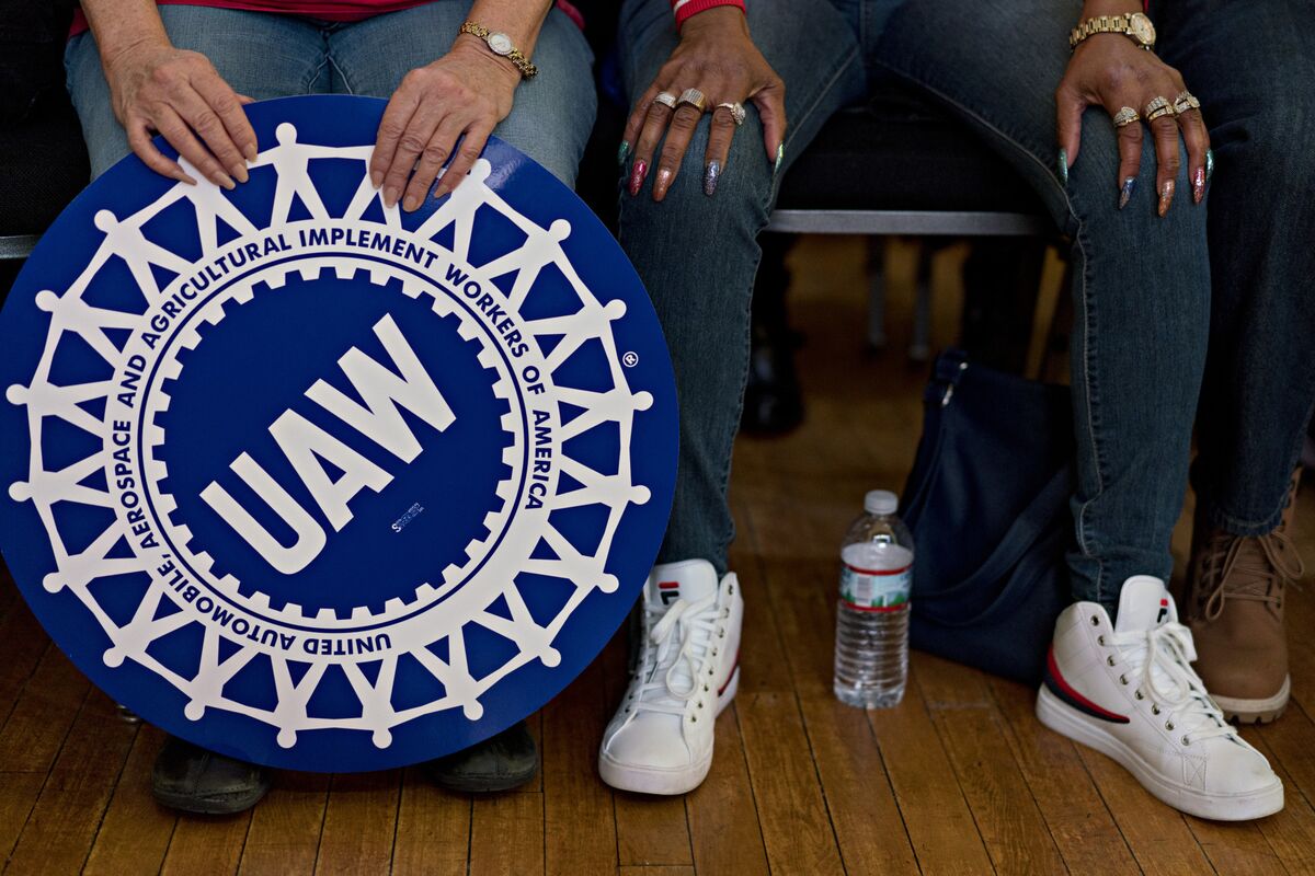 United Auto Workers Clear Path to Strike US Carmakers Next Month - Bloomberg