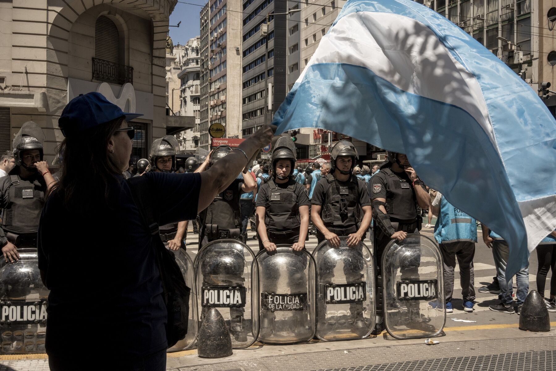 Argentina’s Top Unions Call Strike Against Milei’s Reforms - Bloomberg