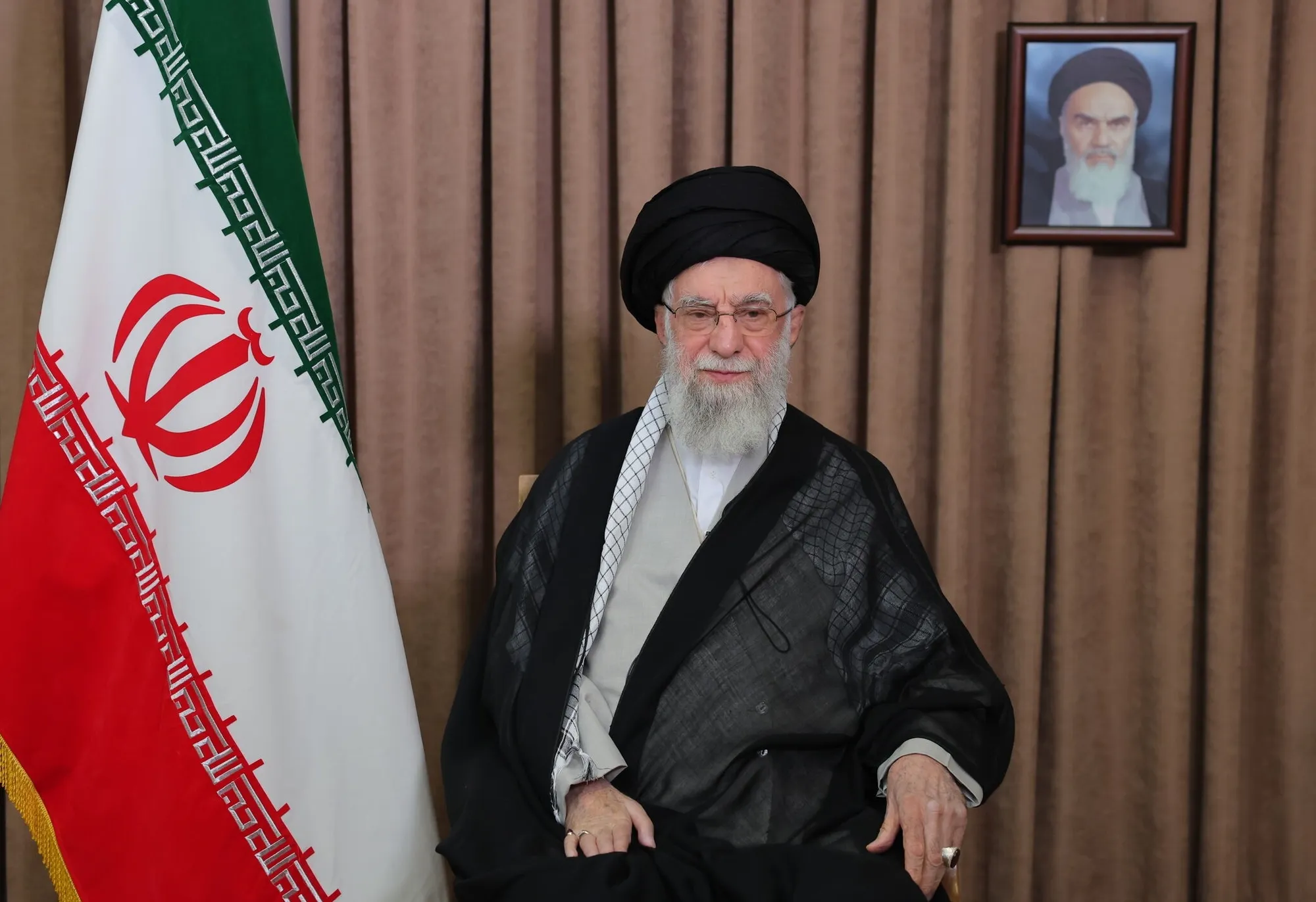 رهبر عالی ایران، آیت‌الله علی خامنه‌ای، در یک پخش تلویزیونی دولتی در تهران سخنرانی می‌کند.