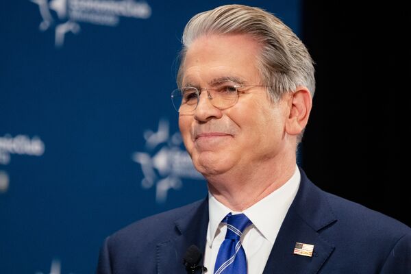 Dollar Jumps Most Since November as Bessent Comments Halt Slump