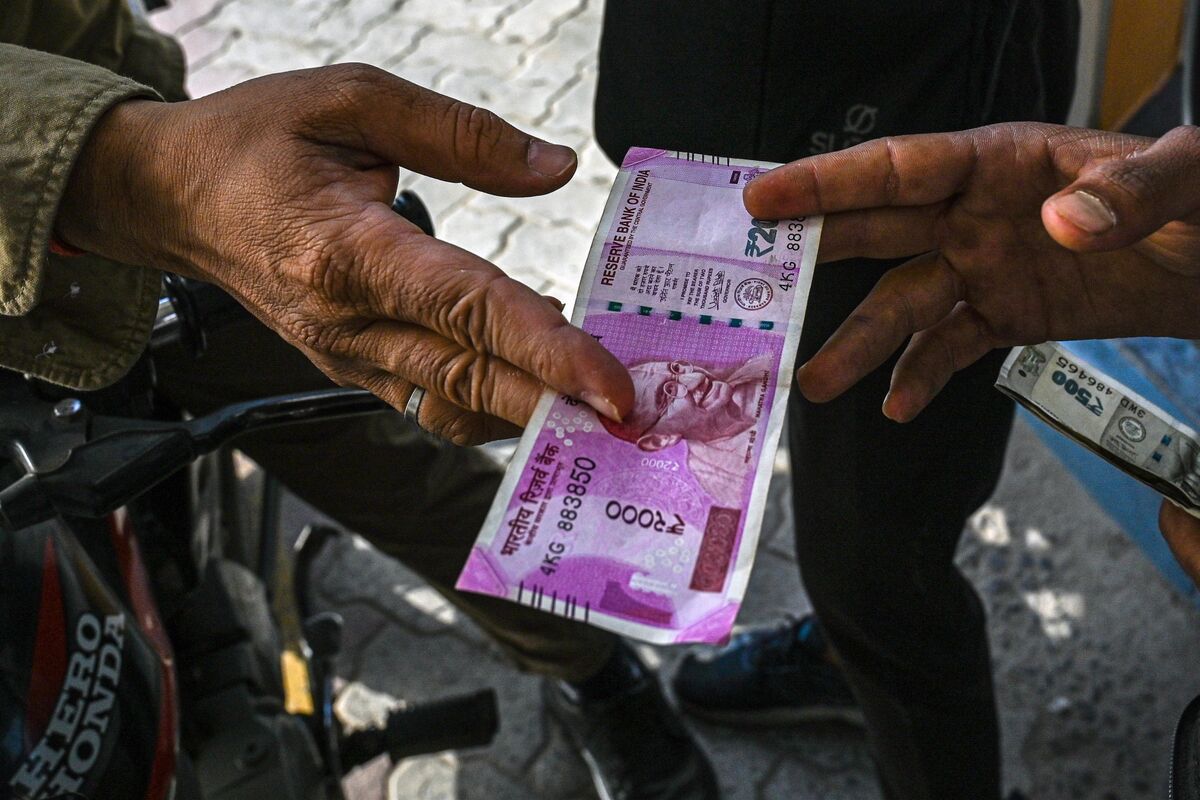 India’s Rupee Gains as RBI Measures Bring in Bumper $136 Billion