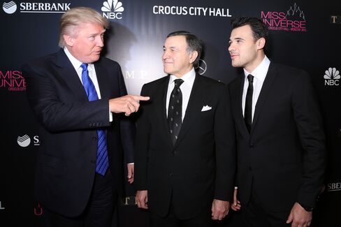 モスクワのミス・ユニバース大会でのトランプ氏(左)とアラス・アガラロフ氏(中央)、エミン・アガラロフ氏(2013年11月9日)