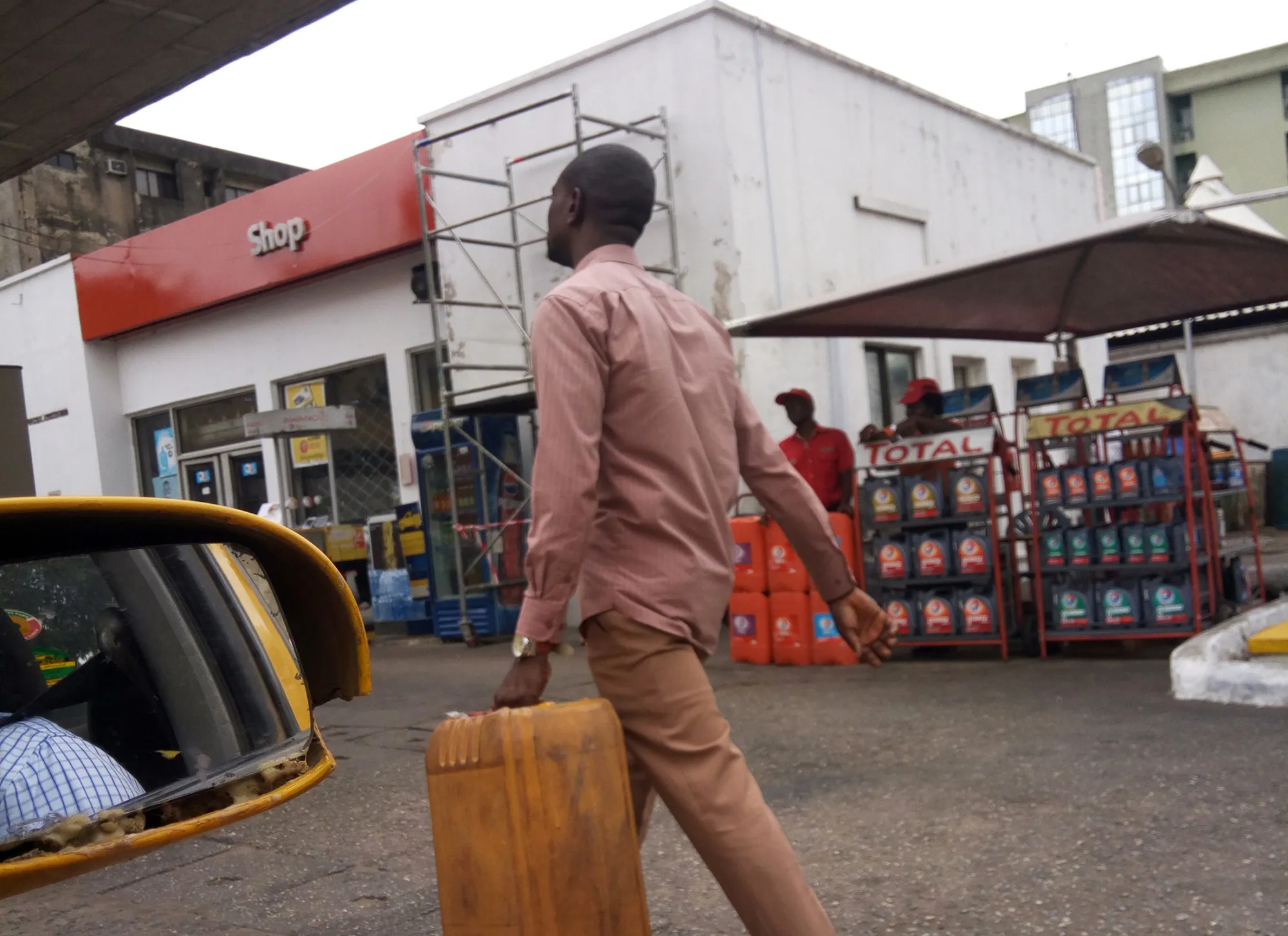 A man arrives to buy fuel at petrol filling station in Ikeja, Lagos, Nigeria on Wednesday, March 22, 2017. Nigeria currency, naira, hits six month high against dollar, exchanges at 410 naira to one dollar on Wednesday yet the prices of commodities remain very high.
