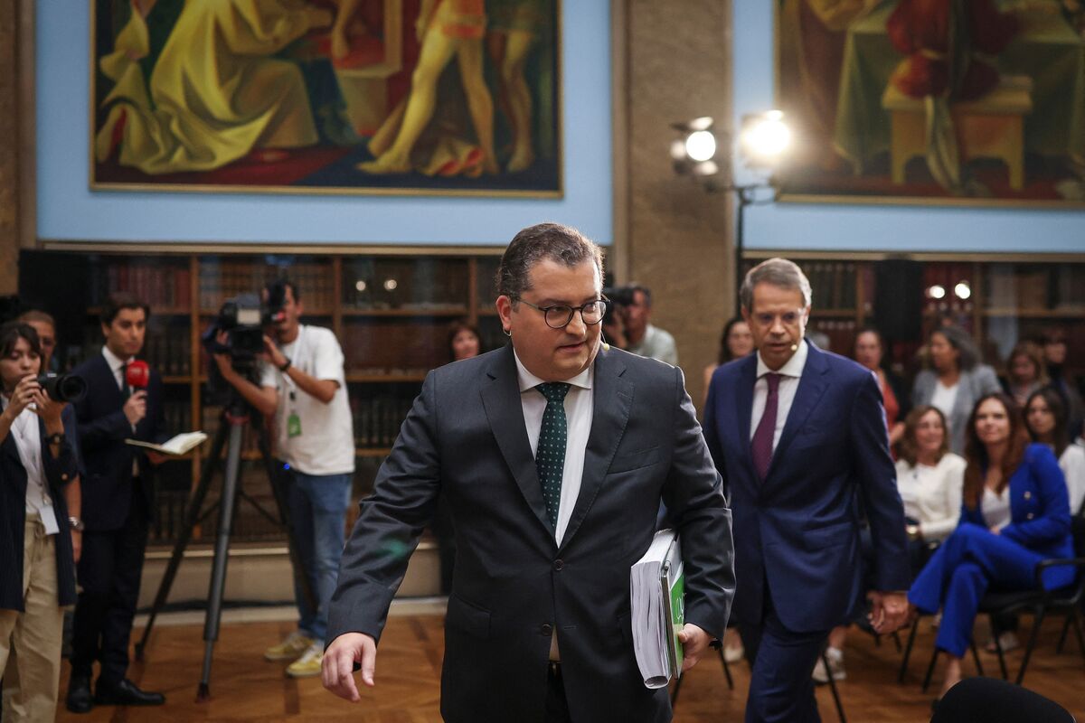 Portugal’s Initial Budget Vote Set to Pass as Socialists Abstain