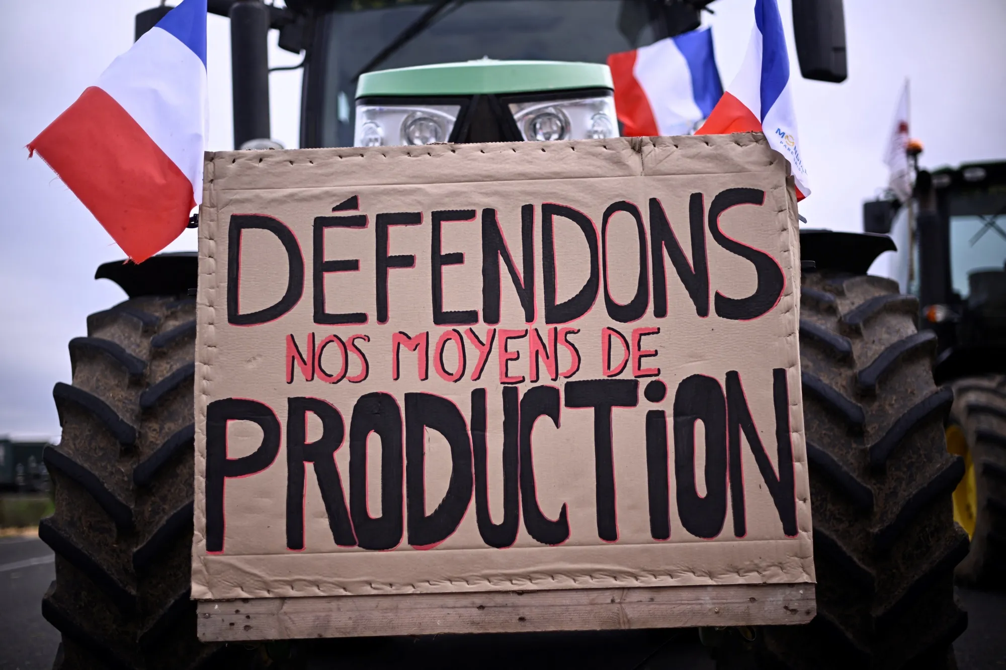 A very Parisian siege.