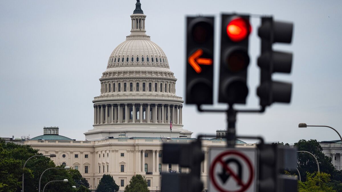 Dollar Extends Losing Streak as US Government Shutdown Begins