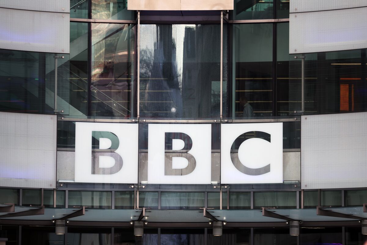 Renuncia jefe de la BBC tras polémica edición de discurso de Trump