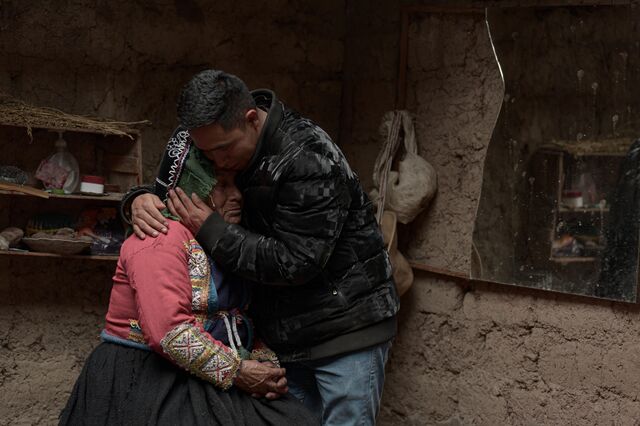 Ivcher abraza a su abuela, Lorenza Yupanqui