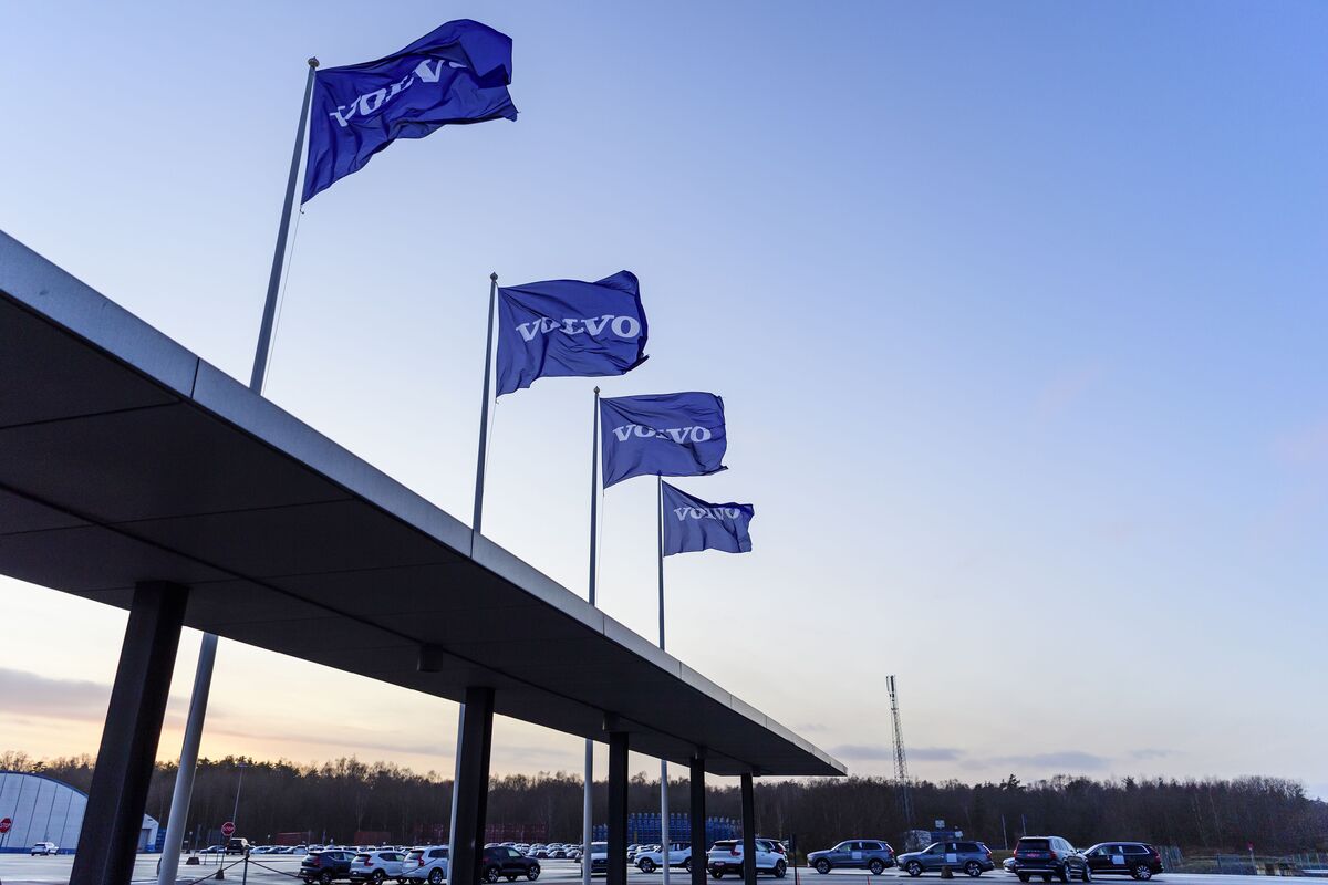 Volvo Cars Cuts 1,300 Swedish Jobs as Pandemic Speeds Up Change - Bloomberg