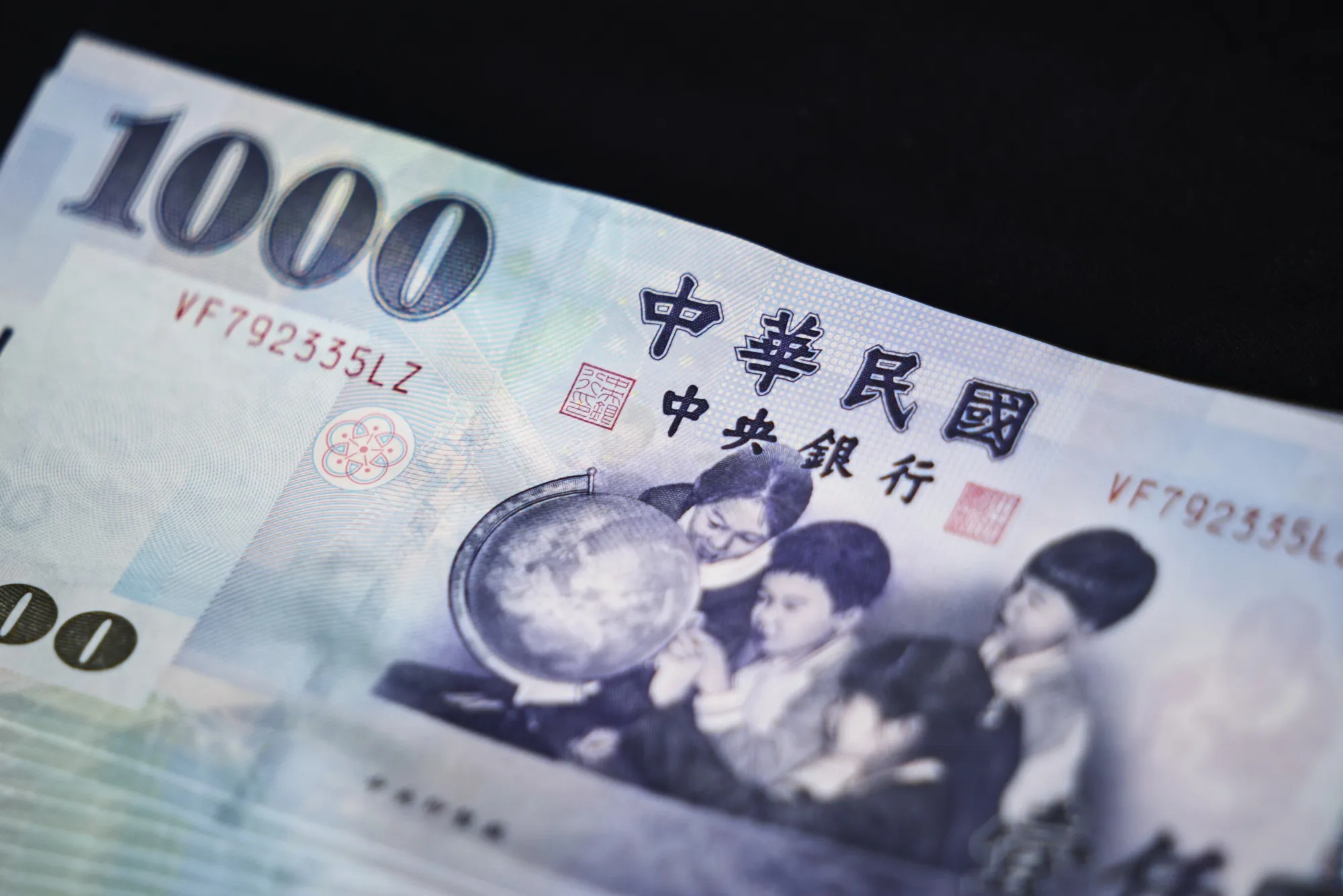 台湾ドル　9000ドル 台湾ドル、3年ぶりの高値－株式への資金流入や生保の為替ヘッジで