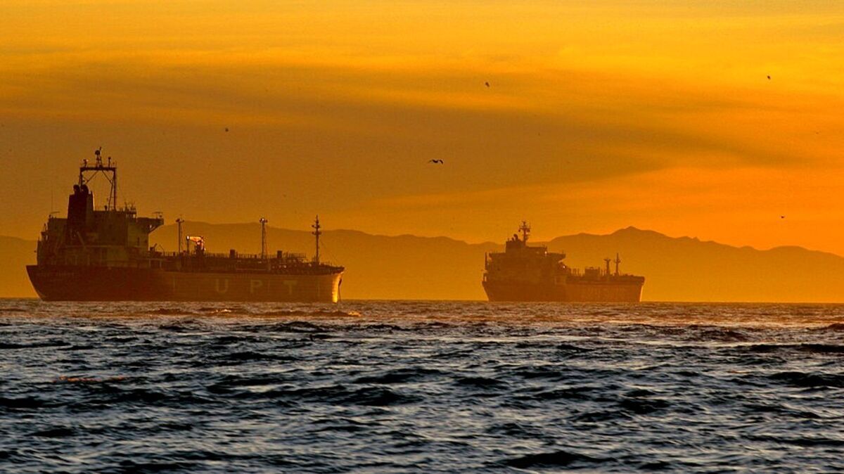 Oil Swings on Trump War Report, Kuwaiti Tanker Attack