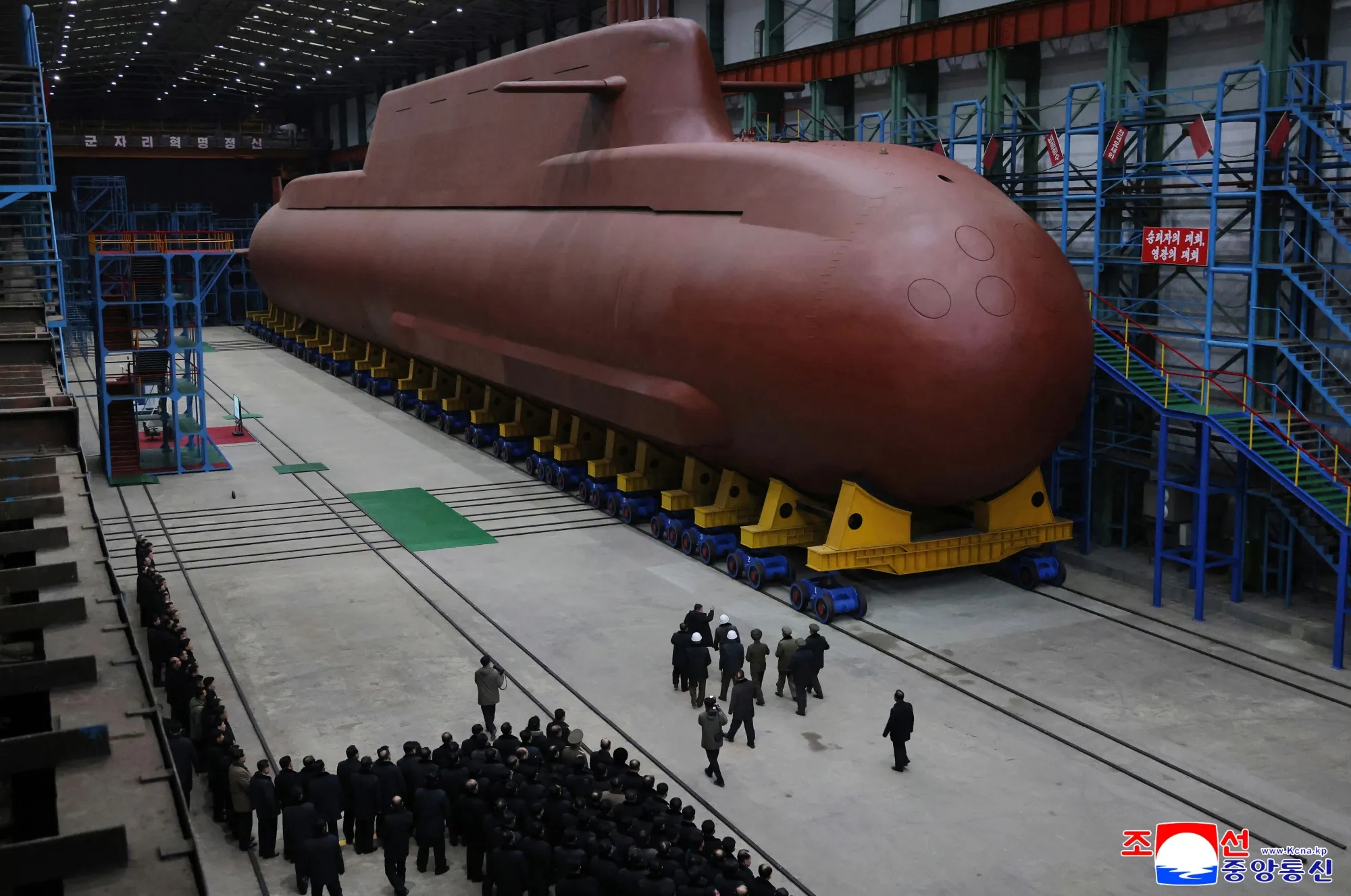 金正恩総書記が原子力潜水艦の建造を視察する様子