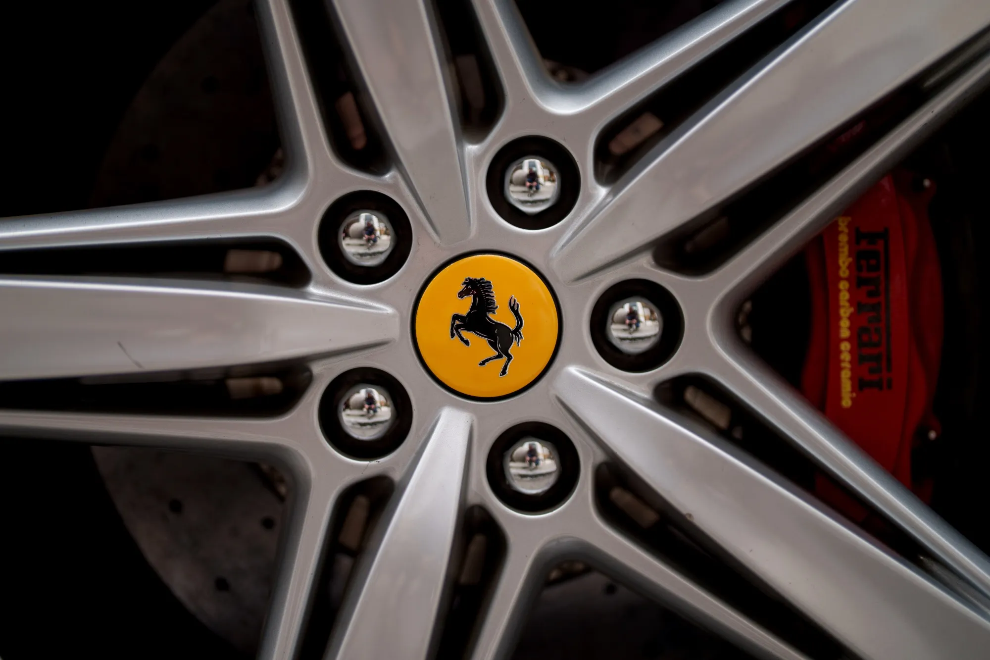 フェラーリは、来月発表する同社初のEVの暫定価格を約55万ユーロに設定した