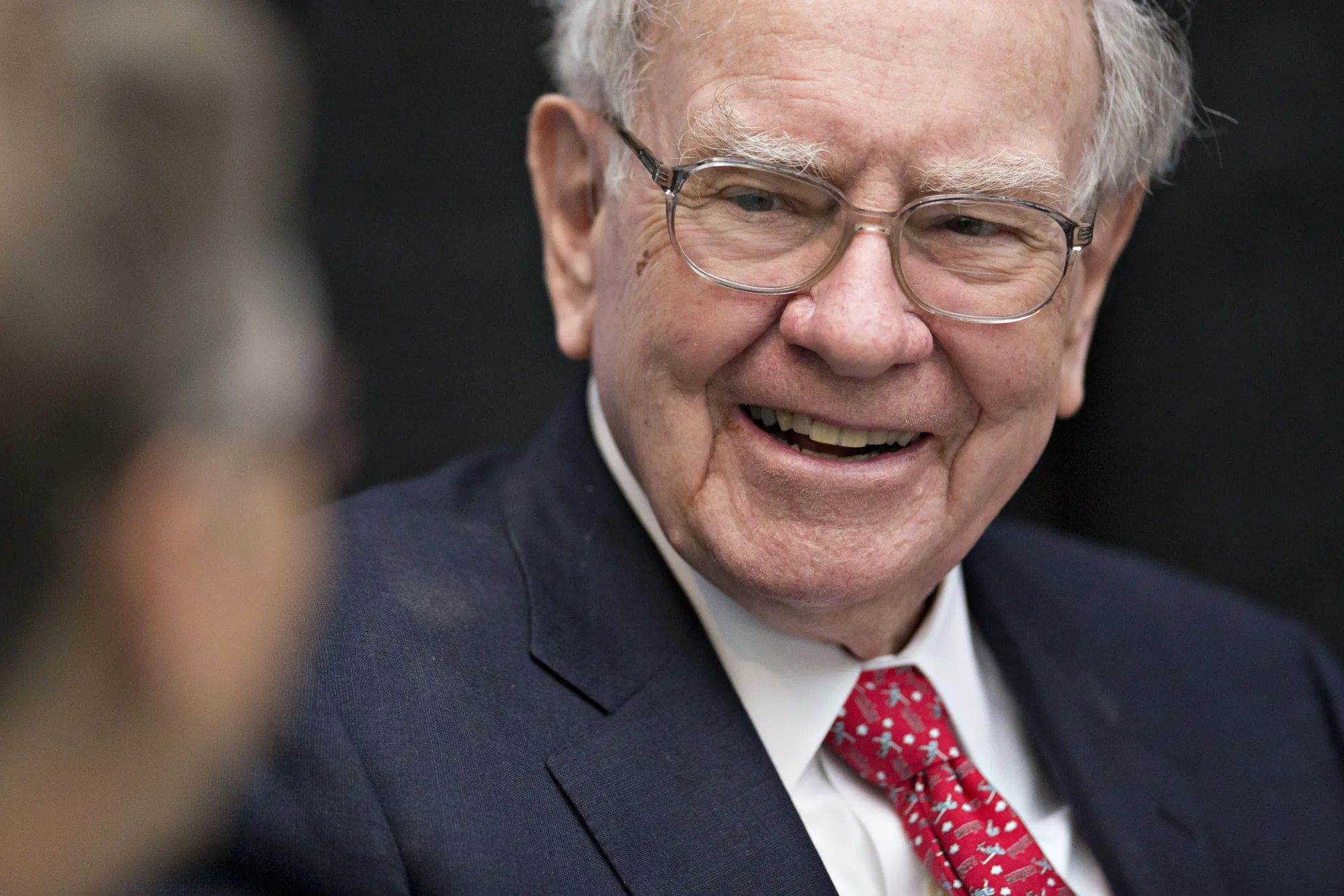 バフェット氏、1日で1435億円失う－不祥事でウェルズF株急落 - Bloomberg