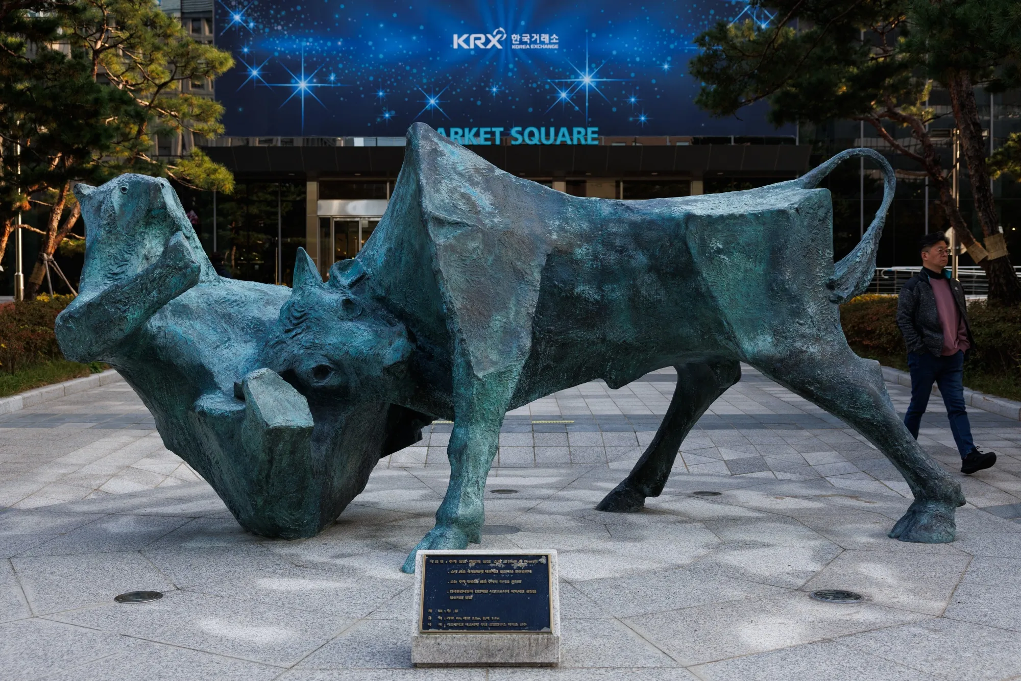 Korea Exchange Considers Riskier ETFs to Woo Retail Traders - Bloomberg