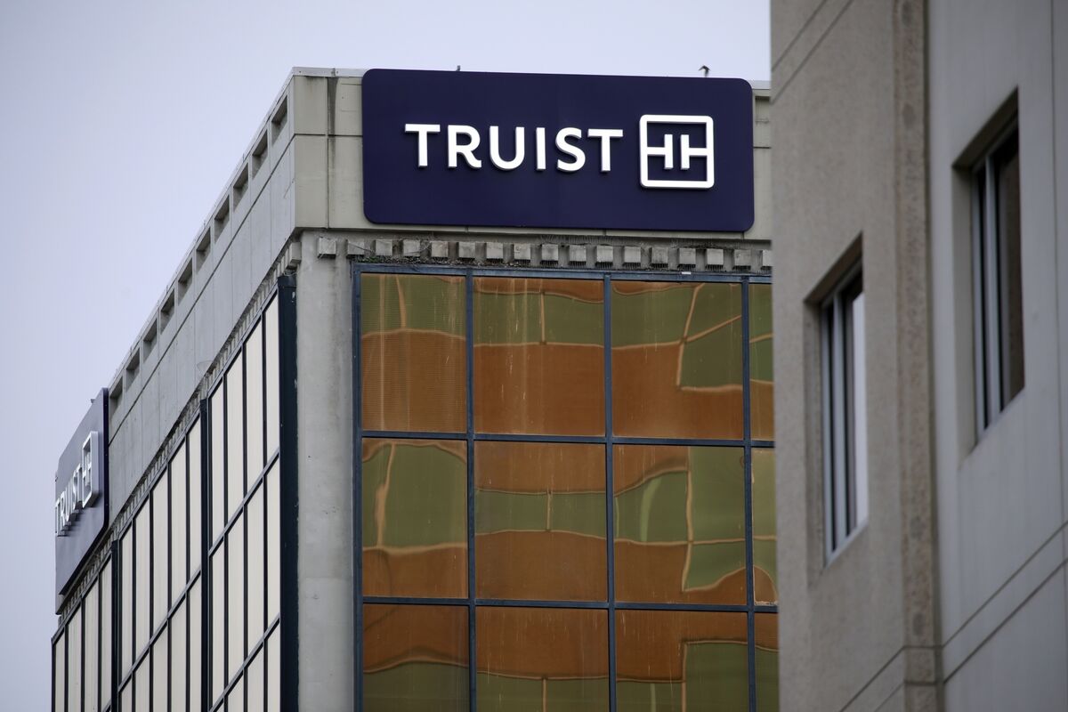 Truist Cuts 5 of Investment Bankers on Dealmaking Uncertainty (TFC) Bloomberg