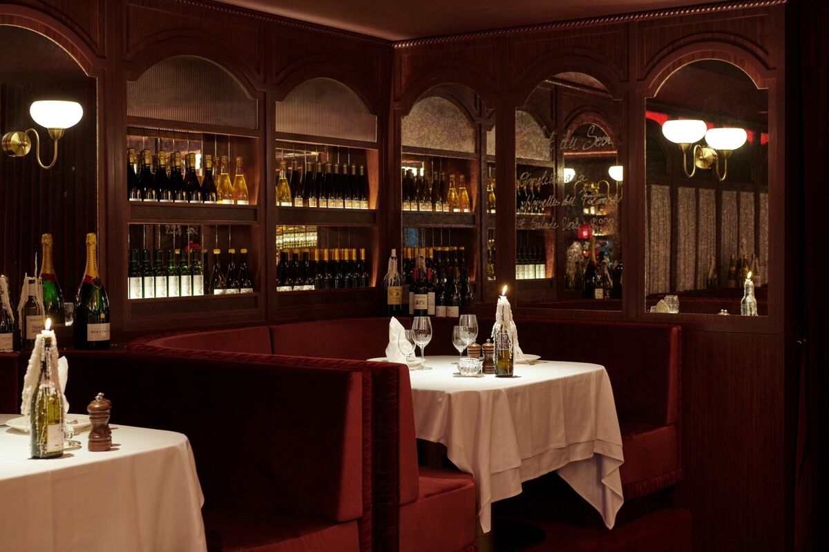 🟪"Un Nuovo Ritrovo a Soho: Scopri il Ristorante di Bridges Street"