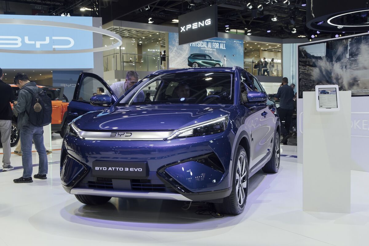 bloomberg.com - Iain Rogers - Europe Wrestles With China's Surge at Paris Motor Show