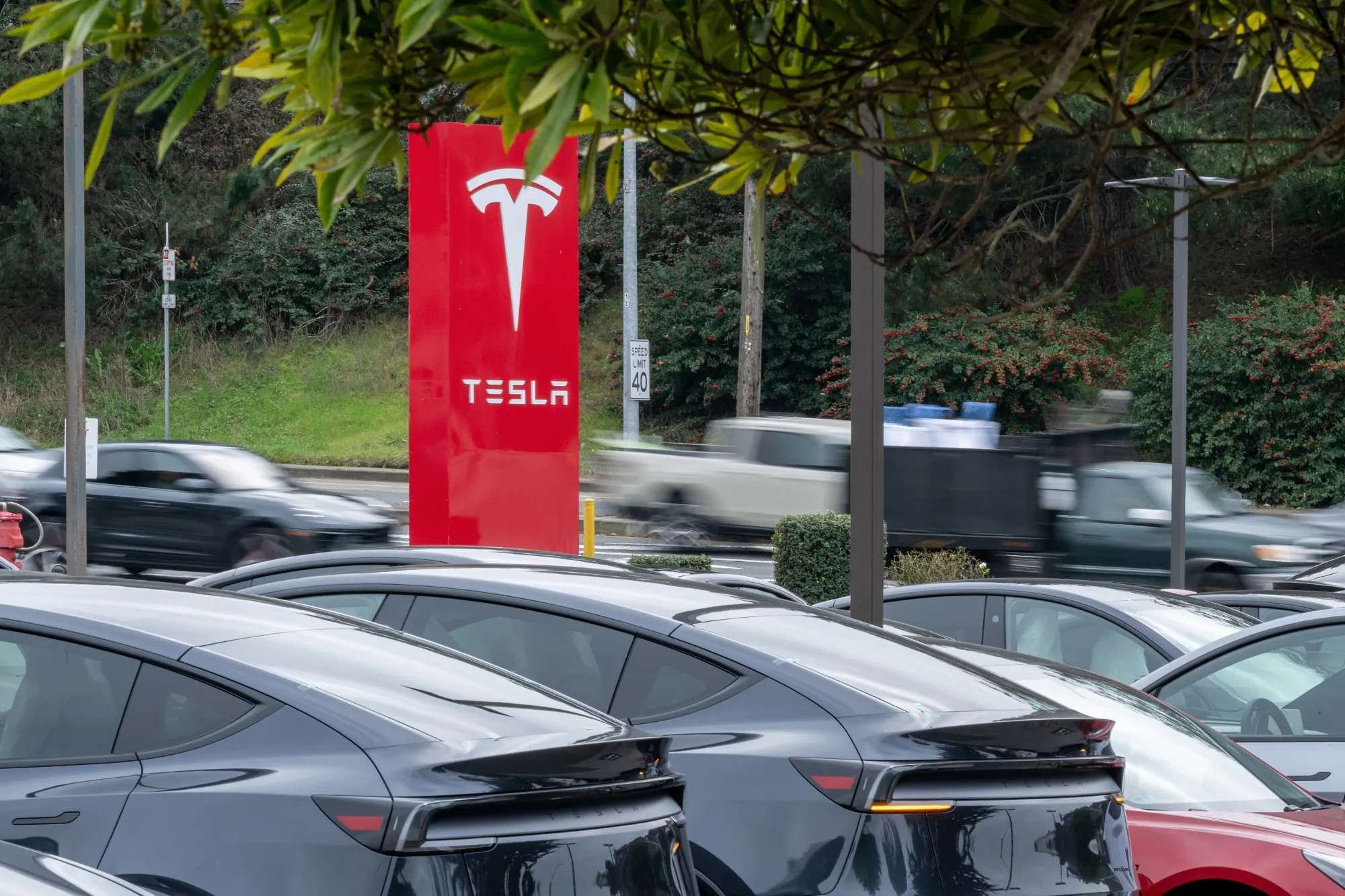 揺れるテスラの評価、収益力に不安も株価期待は上昇続く－28日に決算 - Bloomberg