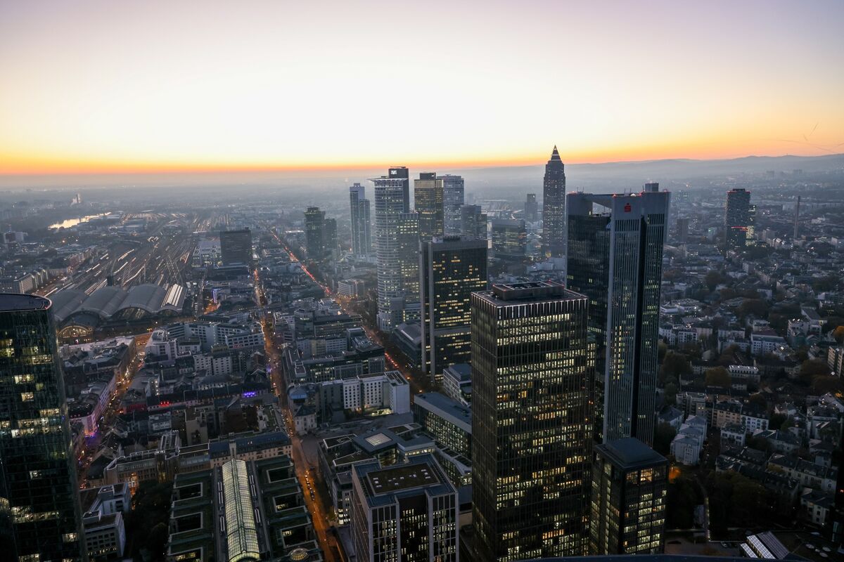 Euro-Area Firms Faced Rising Interest Rates in Second Quarter