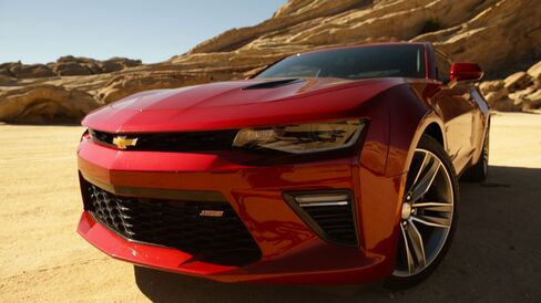 The 20-inch five-split-spoke rims on gray-painted aluminum cost $200 extra.