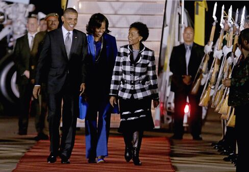 Obama in South Africa Ties Economic Message to Mandela Legacy