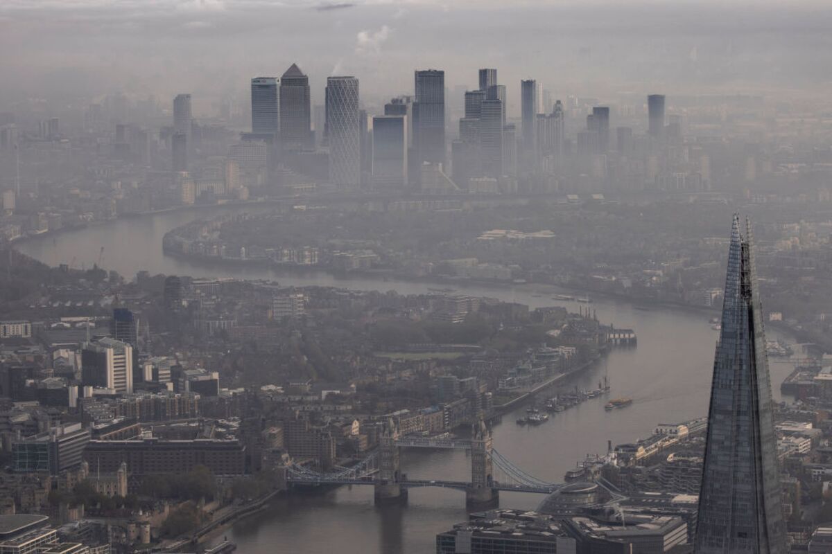 Covid Didn’t Make the Dream of Cheaper London, Paris Come True - Bloomberg