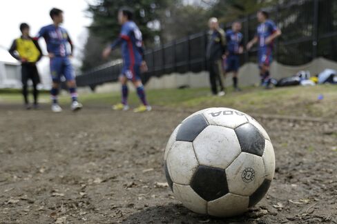 Kuroda’s Secretary Says ‘Play Hard’ As BOJ’s Soccer Team Attacks