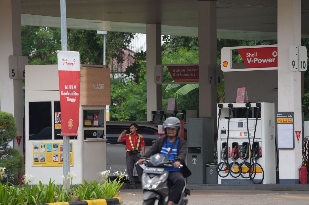 Shell’s Gas Stations in Indonesia Run Dry Again as Supplies Drop