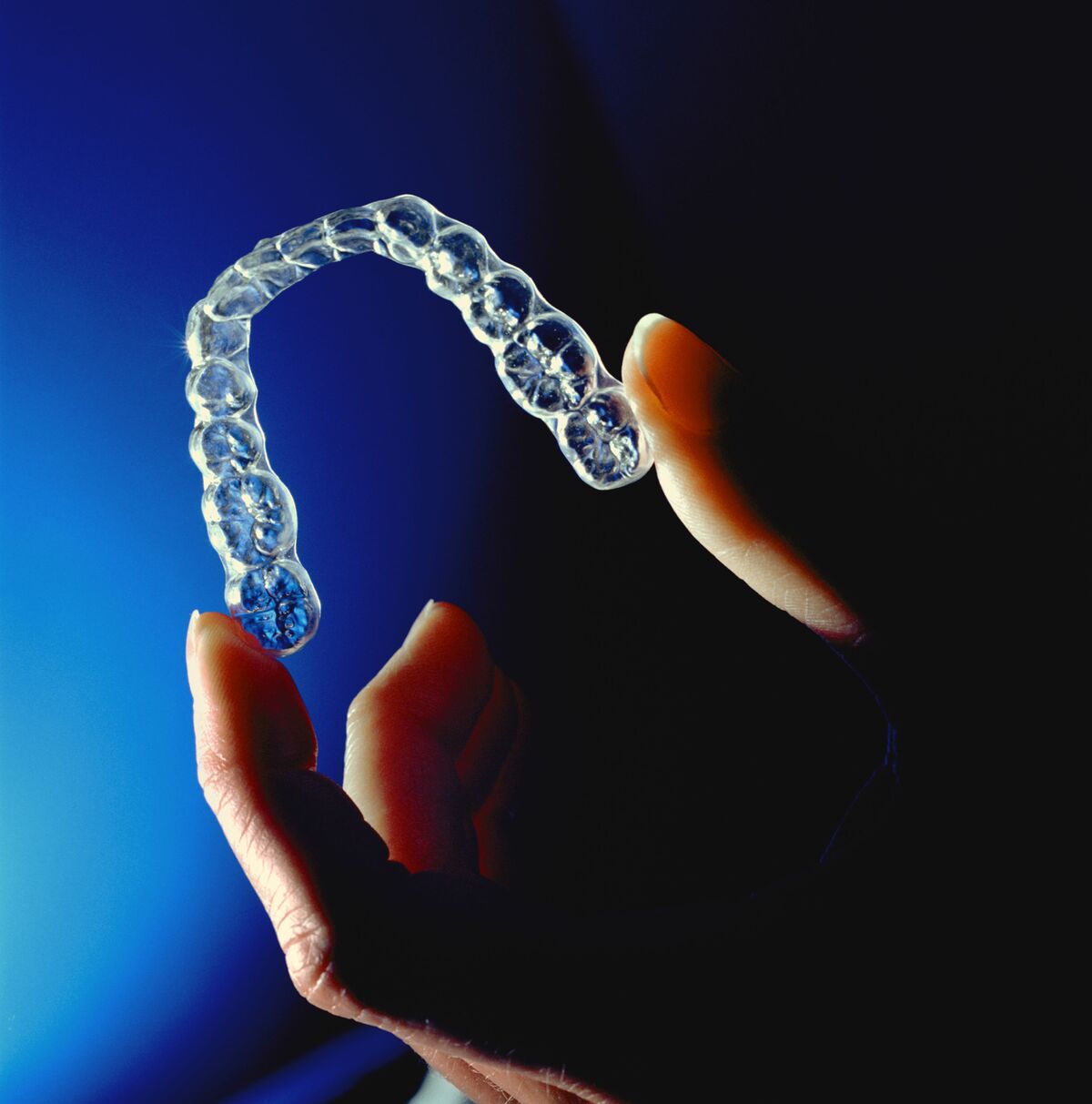bloomberg.com - Mengqi Sun - Invisalign Maker Strikes Settlement Deal With Activist Investor Elliott