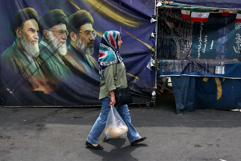 US Strikes Iran Targets, Oil Gains With No Accord in Sight