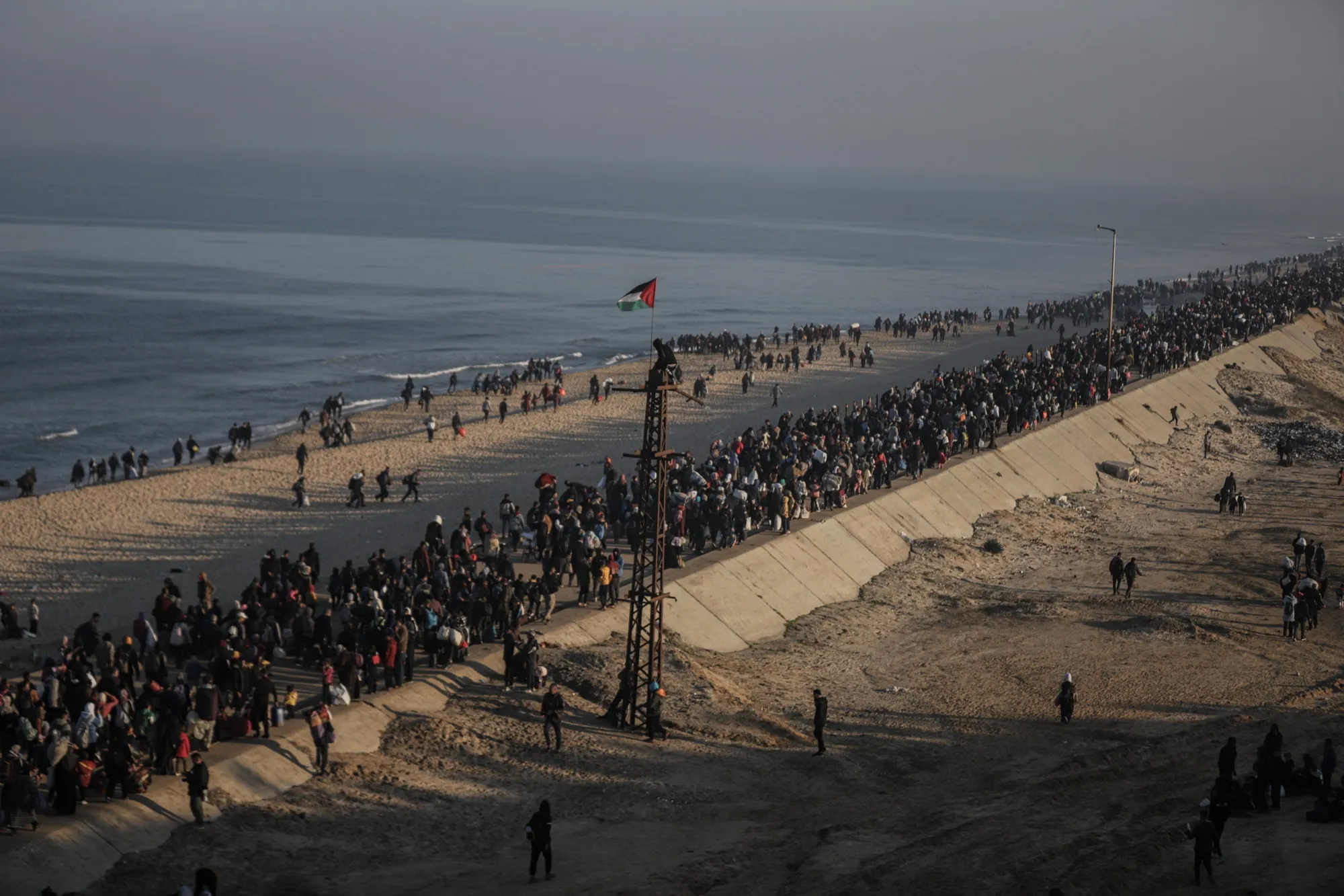 Thousands of Palestinians Return to Northern Gaza as Ceasefire ...