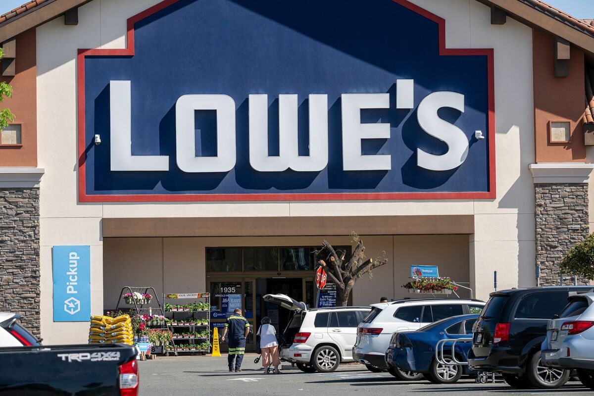 🟪"Vendite in crescita per Lowe's: i consumatori investono ancora nella casa nonostante le incertezze economiche"